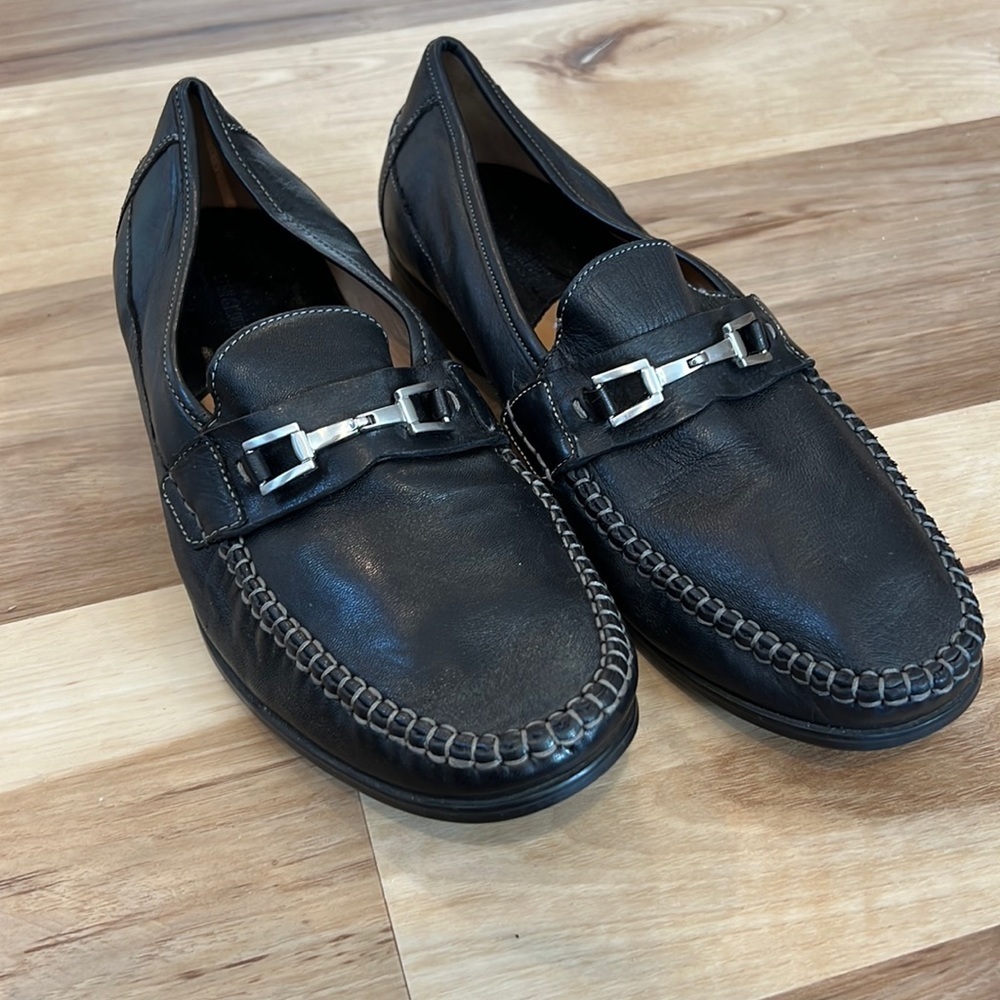 Johnston & Murphy sheepskin loafers. Excellent condition. Men’s 12m